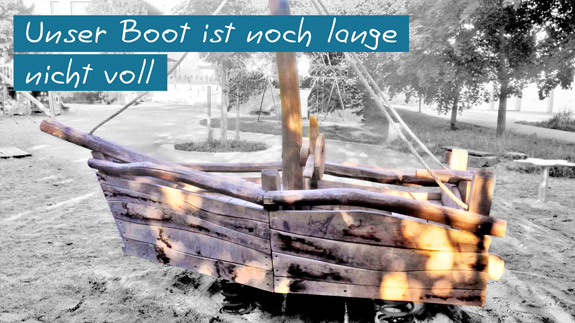 Foto eines Holzbootes auf einem Tammer Spielplatz mit der Aufschrift: "Unser Boot ist noch lange nicht voll".